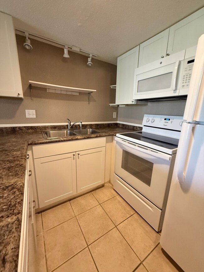 Building Photo - 308 E Miracle Strip Pkwy