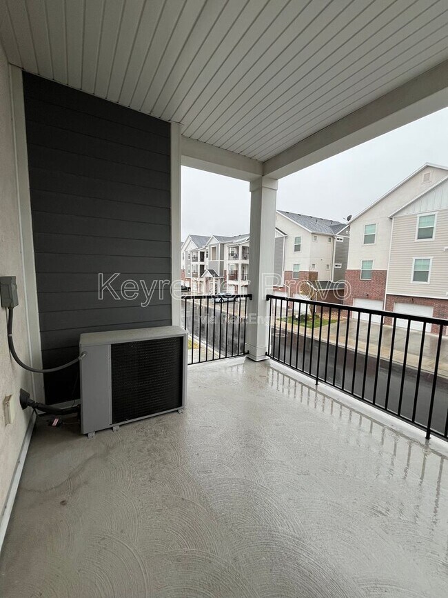 Building Photo - 586 N 360 W