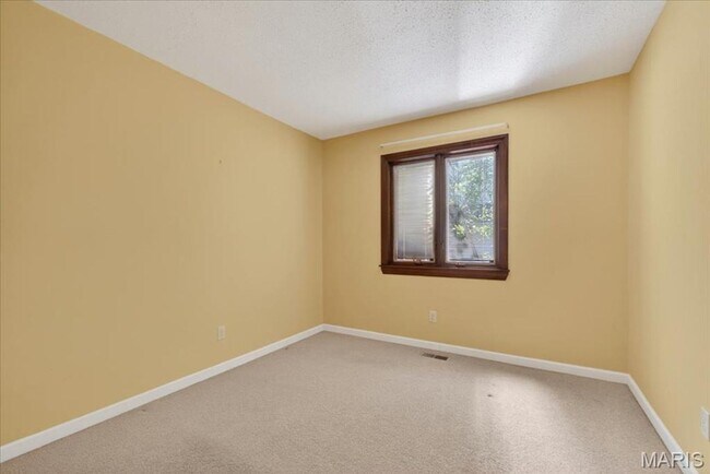 Building Photo - Welcome home to comfort and convenience in St. Peters!