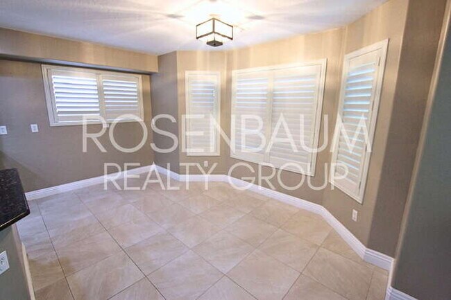 Building Photo - Stunning 4-bedrooms, 3.5 baths home with a...