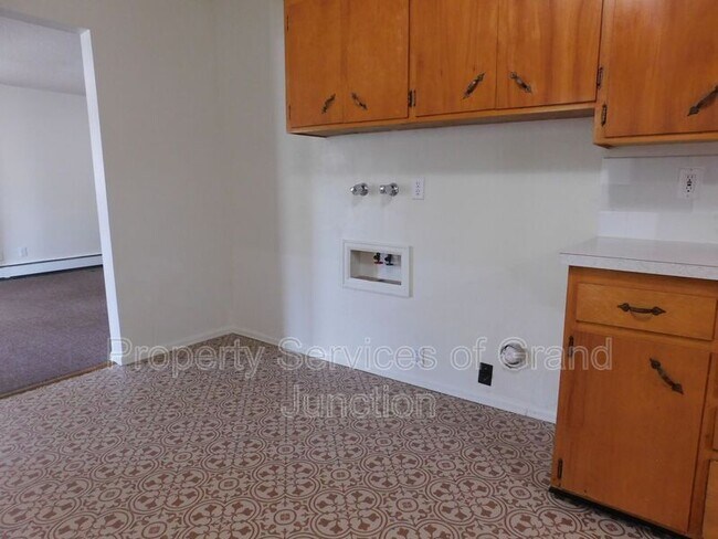 Building Photo - 396 S Camp Rd