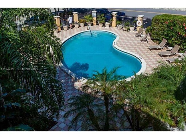 Building Photo - 744 NE 14th Ave