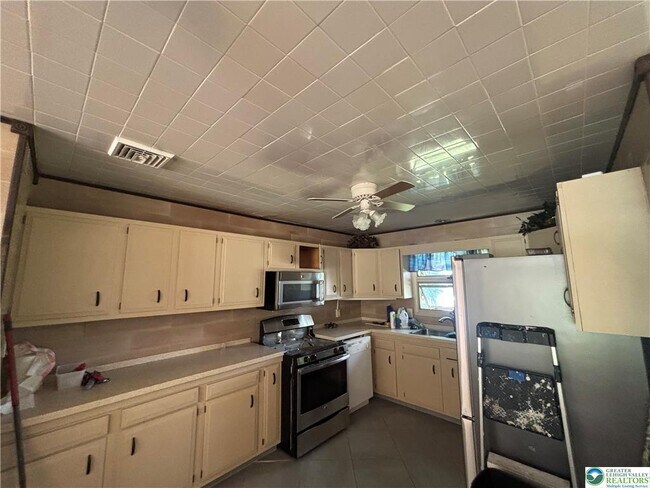 Building Photo - 3200 Highland Dr