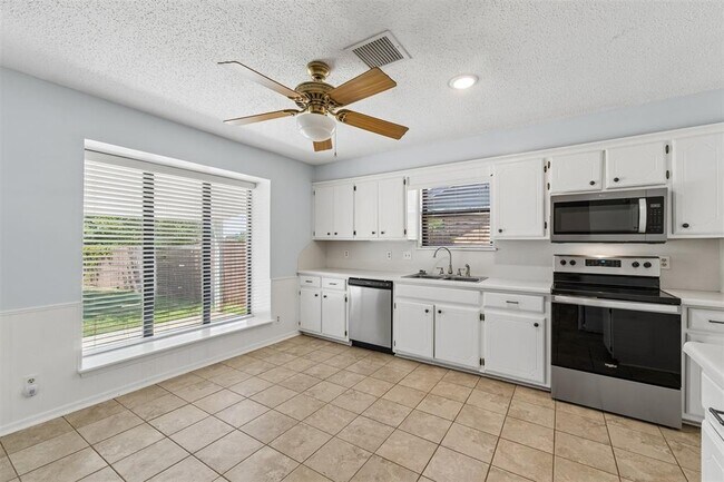 Building Photo - 213 S Silver Dr