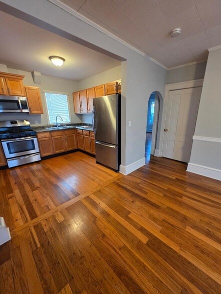 Building Photo - 1066 Bedford St