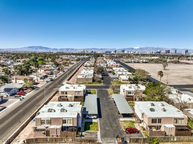 Building Photo - 3683 Villa Knolls E Dr