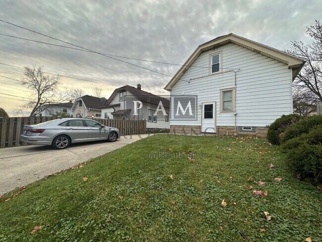Building Photo - 1912 S 91st St