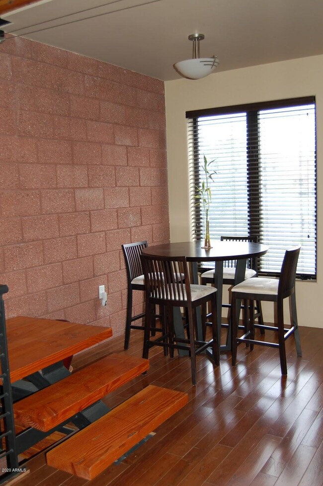 Building Photo - 572 W 5th St