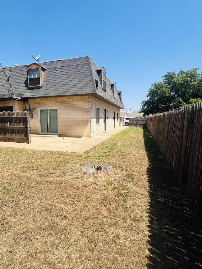 Building Photo - 2 Bedroom Townhome