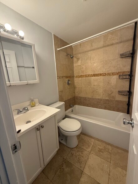 Full Bathroom 1 - 100 Granada Rd