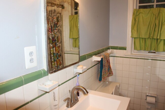 Building Photo - "Coming Soon" NW DC locale...3 level - 2/2.5 w/ off street parking  - 15 months only -