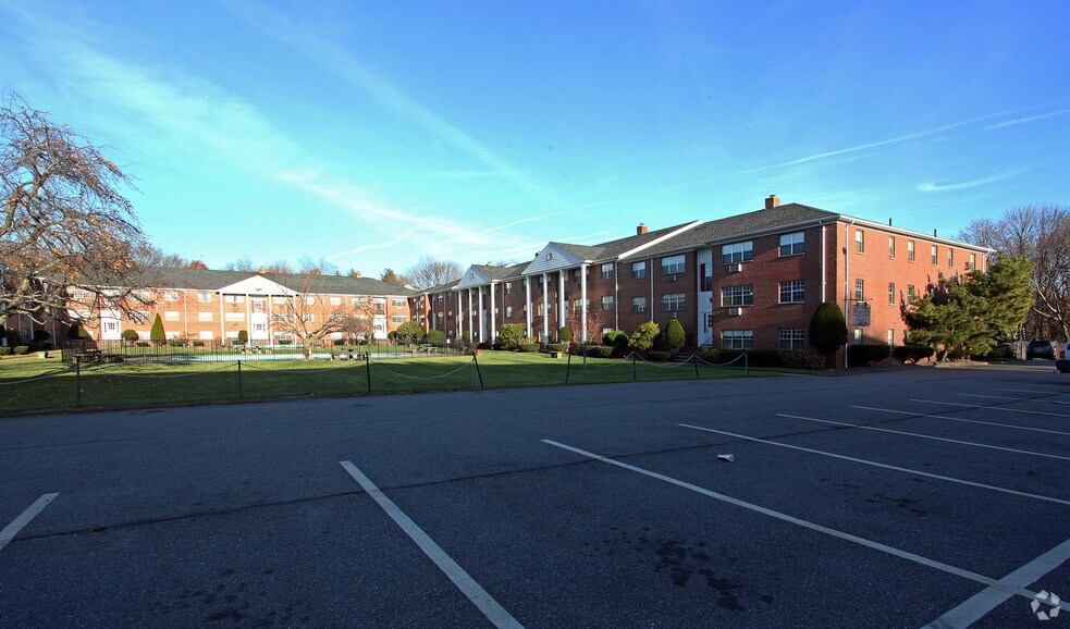 Primary Photo - Old Colony Apartments