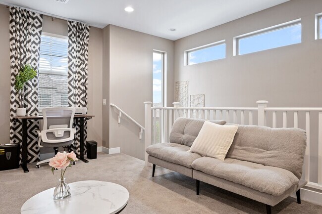 Building Photo - 1913 E Rosemary Dr