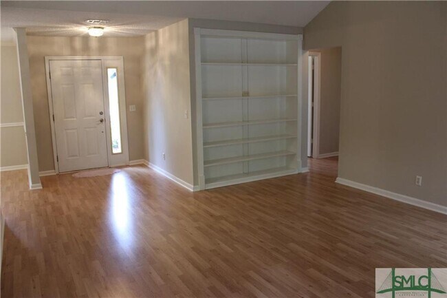Building Photo - 3 bed 2 Bath Richmond Hill