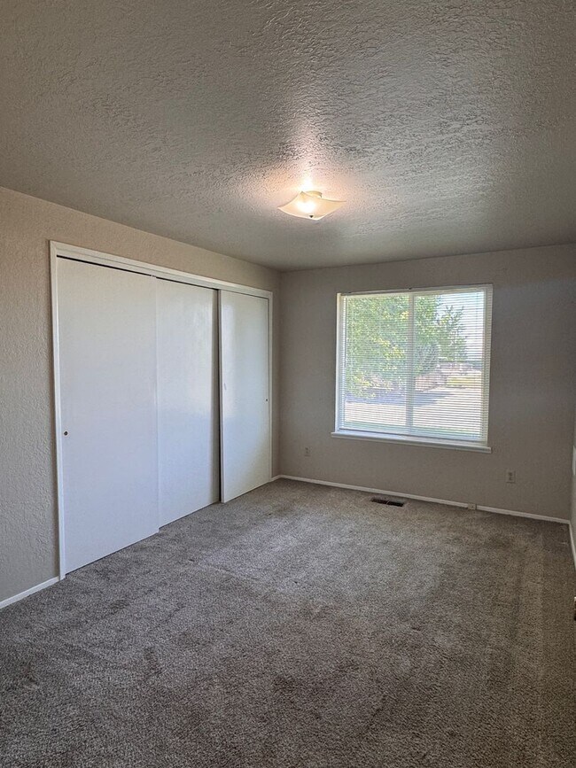 Building Photo - 5303 N Sky Vista Ave