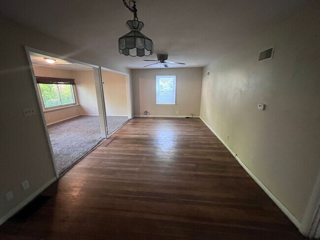 Building Photo - 4 Bedroom 2 Bath on Campus