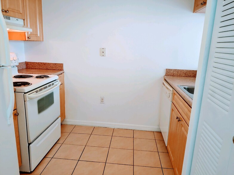 Building Photo - 102 SW 6th Ave
