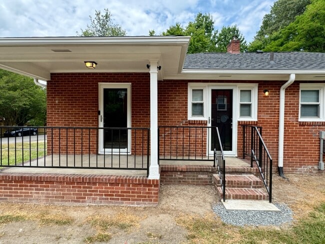 Building Photo - 1008 Hampton St
