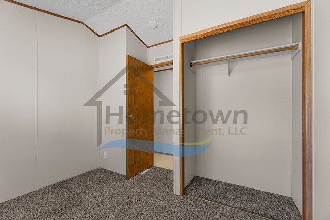 Building Photo - 2 Bedroom 1 Bath Home with Off-Street Park...