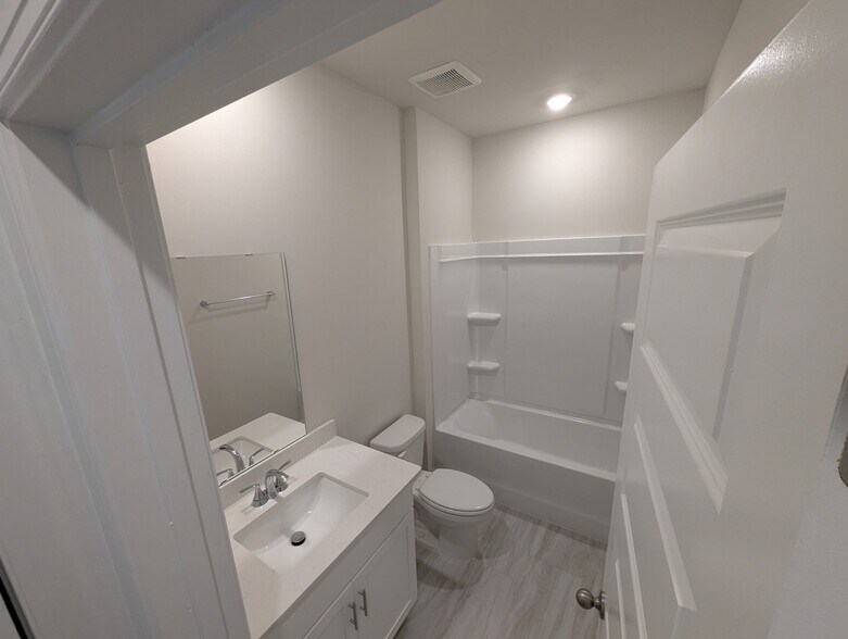 Building Photo - 1001 Penfold Pt