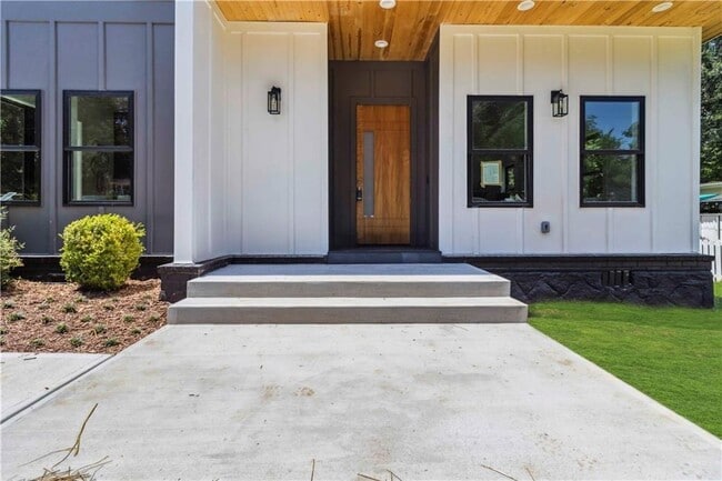 Building Photo - 1554 Columbia Cir