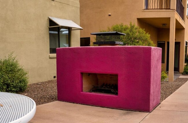 Building Photo - 2010 E 1st St