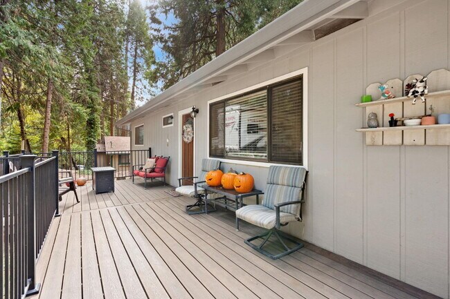 Building Photo - Rare 4-bedroom home in Camino for rent!