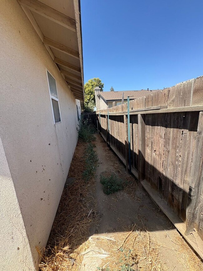 Building Photo - Cozy Home On Spacious Lot In Tulare Available Now!