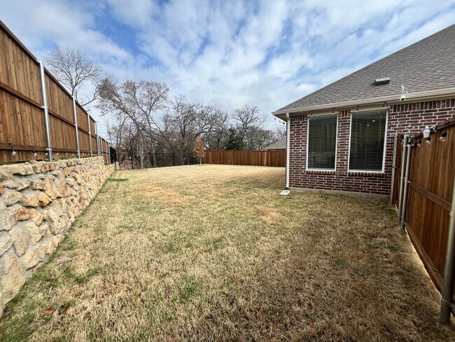 Building Photo - Beautiful Newer 3-2-2 with WOW Yard! May 2026 Move-in!