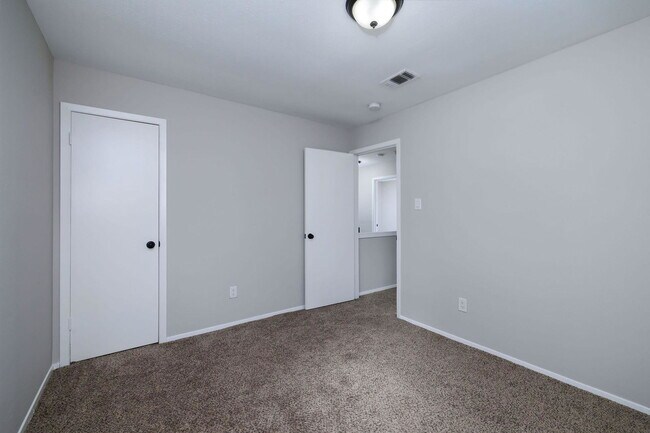 Building Photo - 1 Ground Brier Ct