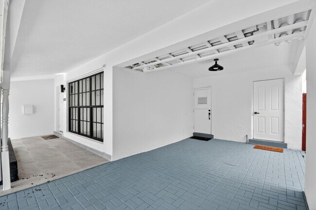 Building Photo - 2112 N 14th Terrace