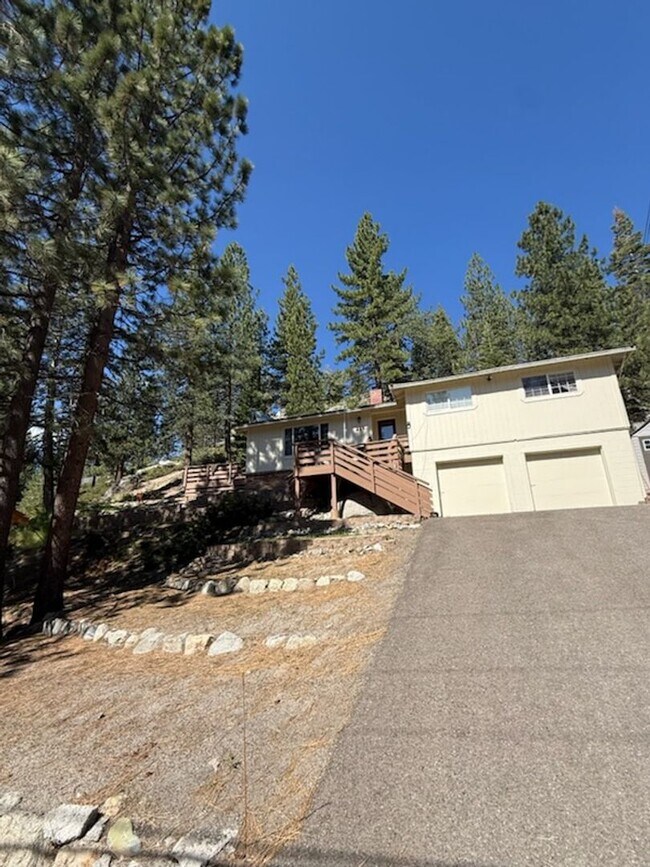 Building Photo - Large furnished mountaintop cabin with 2 car garage and hot tub