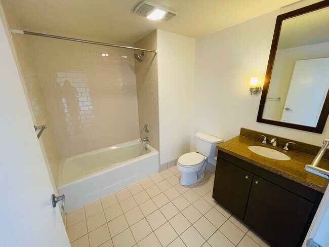 Building Photo - *New* 1 Bed & 1 Bath with Office / Den Condo in Fidi - No Parking