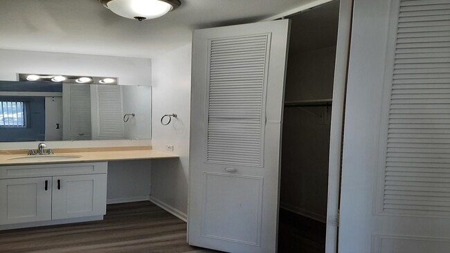 Building Photo - Spacious & Updated 2-Bed, 2-Bath Condo in ...