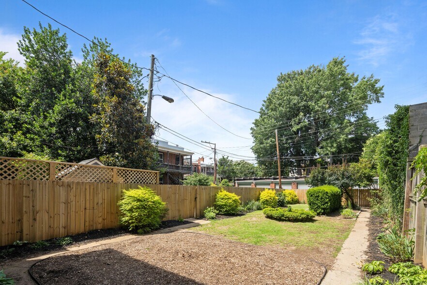 Building Photo - 2414 Stuart Ave