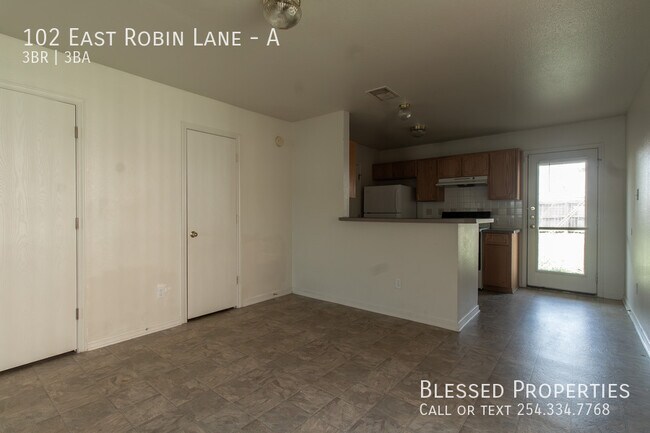 Building Photo - 102 E Robin Ln