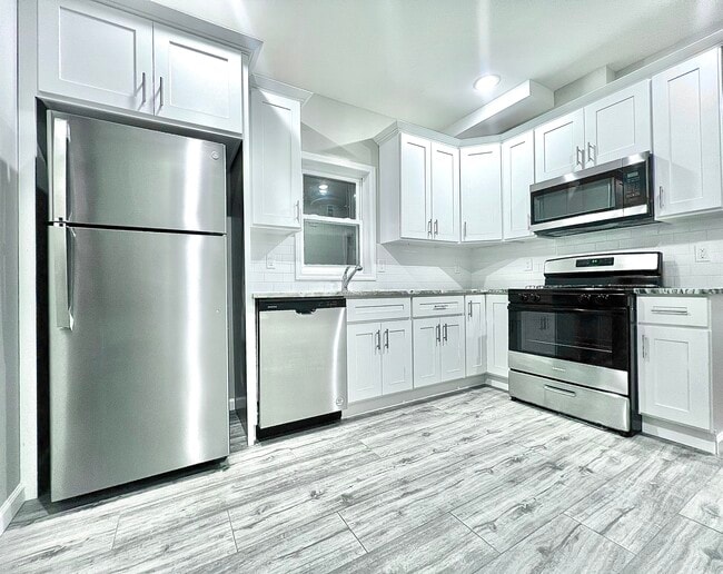 Building Photo - 154 Garside St