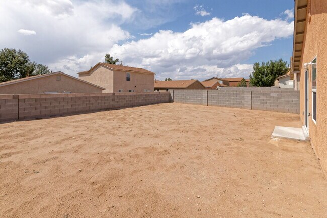 Building Photo - Comfy and Compact 3 BR Home!