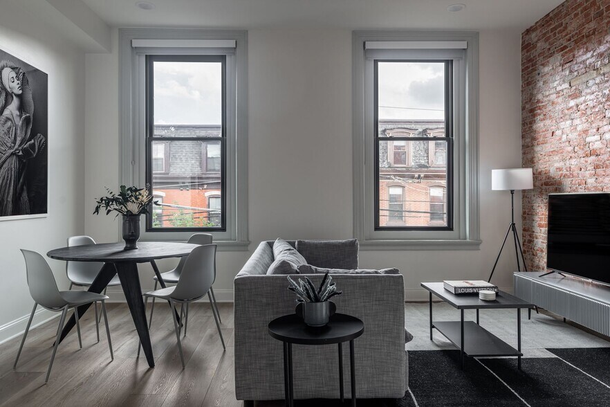 Building Photo - 3927 Pine St