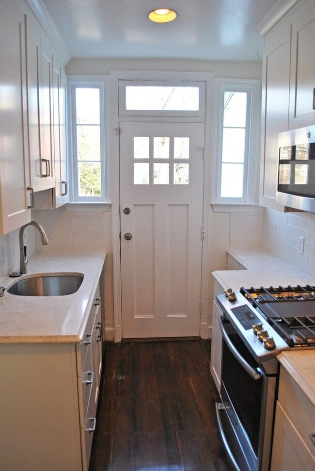 Building Photo - Georgetown near GT Medstar Hospital, Chic Rowhouse 5br/3Ba w/Yard, Deck. 2 Car Parking