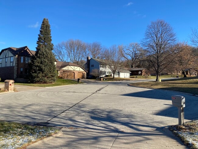 Building Photo - 150 Fairway Ct