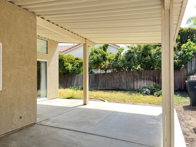 Building Photo - Large 4 bedroom home in Orangecrest for rent!