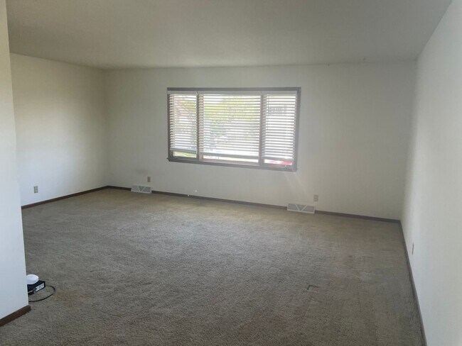 Building Photo - 2940 Leeway Dr