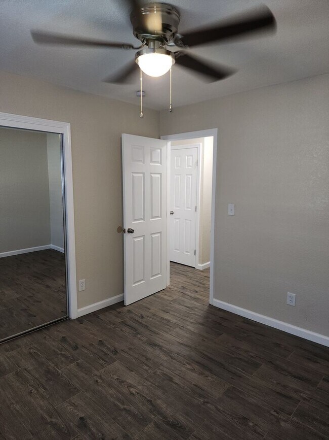 Building Photo - Recently Updated -  2 Bedroom 1 Bathroom O...