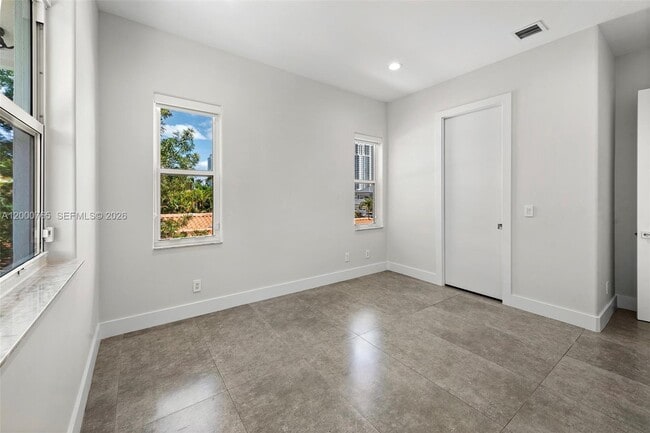 Building Photo - 552 Palm Dr