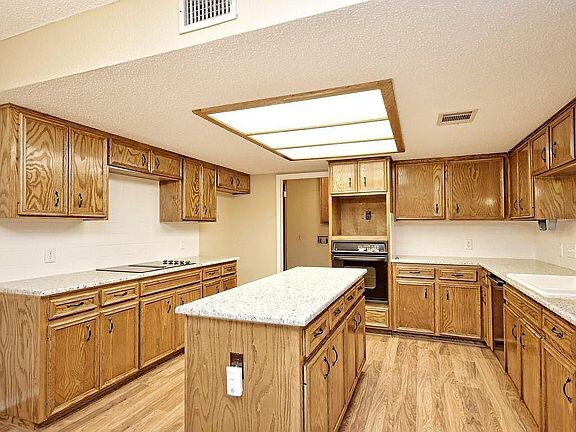 Building Photo - 8606 Mesa Dr