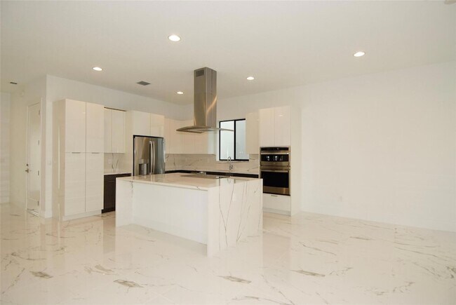 Building Photo - 1421 SW 23rd Ct