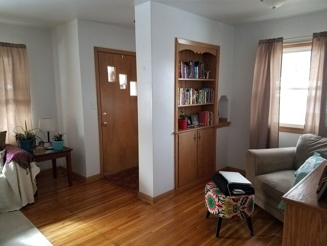 Building Photo - 2 bedroom, 1 bath house