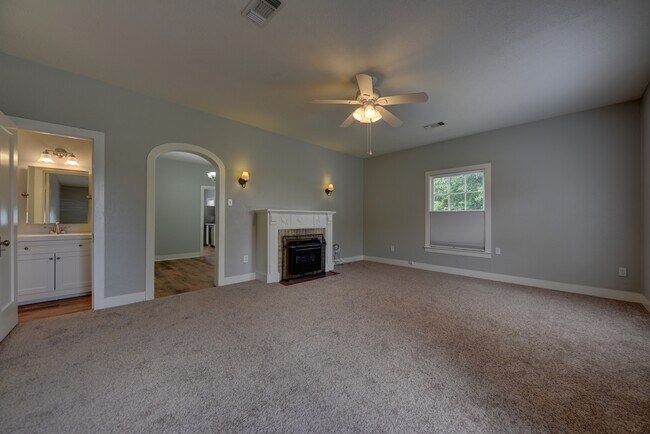 Building Photo - 909 W Main St