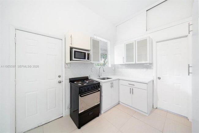 Building Photo - 3262 Elizabeth St